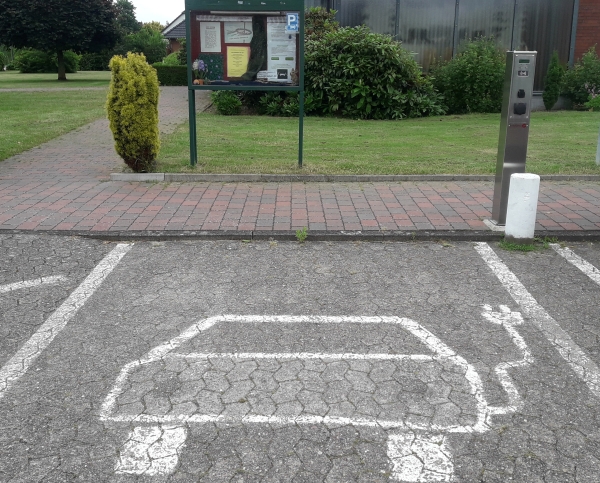 Foto von der Etelser Lades�ule f�r Elektrofahrzeuge